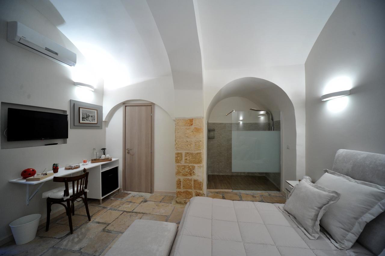 Deluxe Double Room Shower